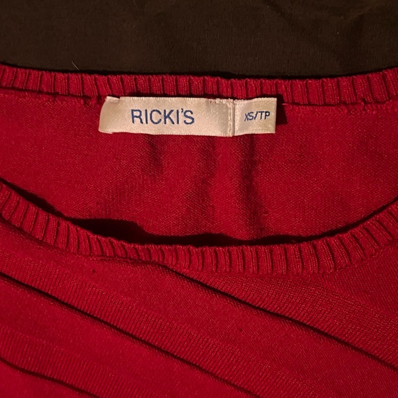 Size small long red shirt with angled lines for slimming effect - Picture 3 of 6